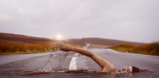 Czy można pływać z podpaska?