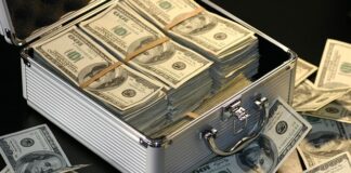 Ile zarabia właściciel Żabki?