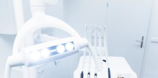 Jak wygląda zabieg wszczepienia implantów zębowych